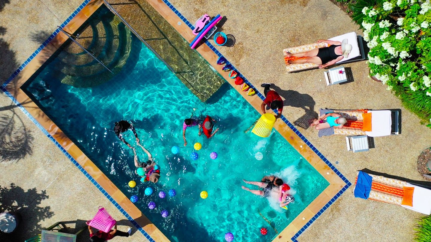 Vergnügen im Pool