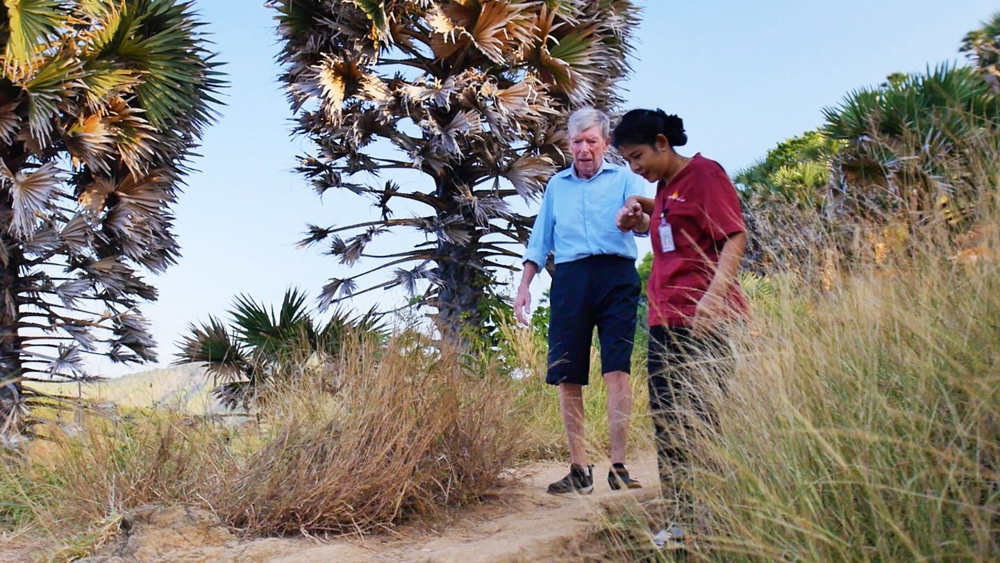 Spaziergang mit einem Gast am Meer