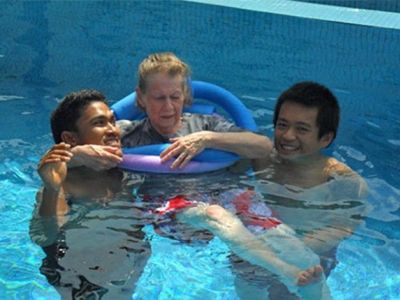 Pooltherapie mit einem Bewohner