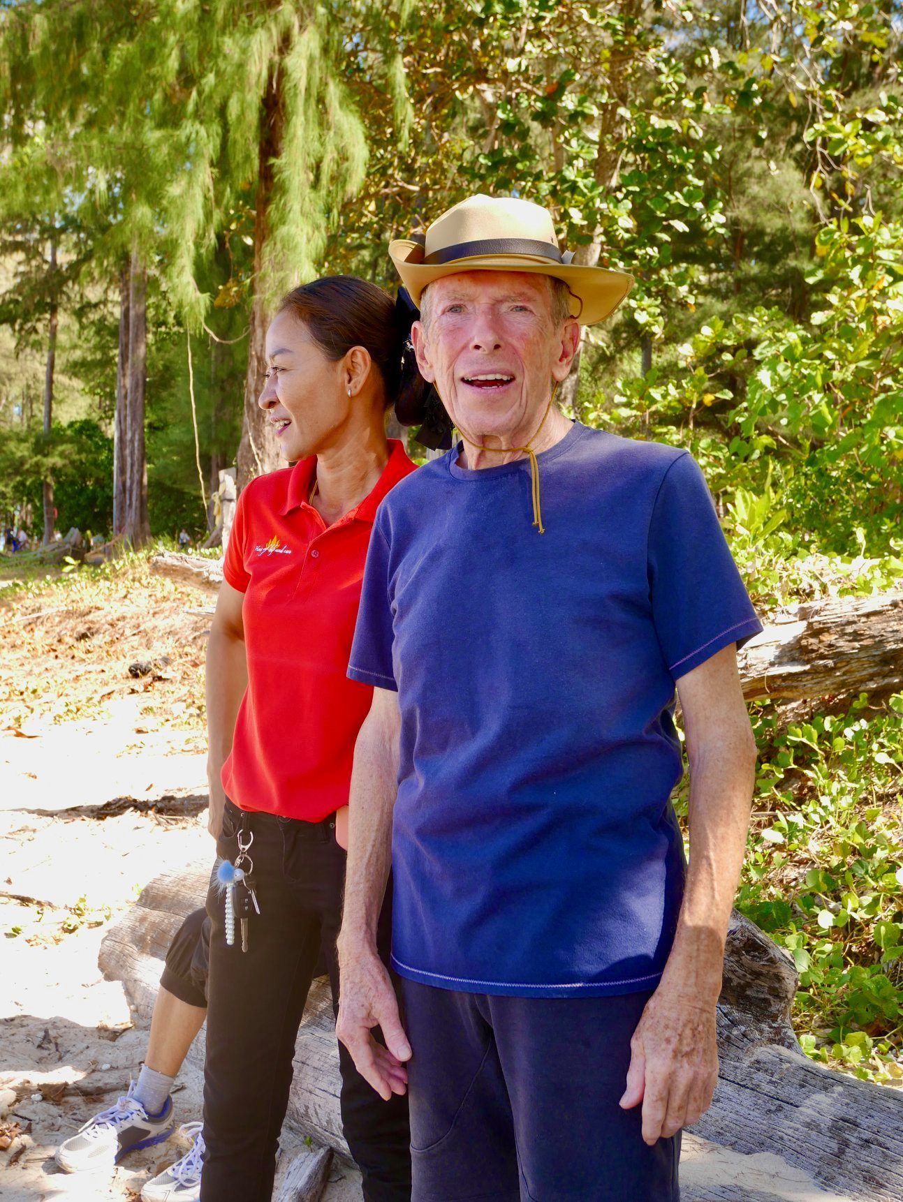 Rentner mit Betreuerin in Thailand