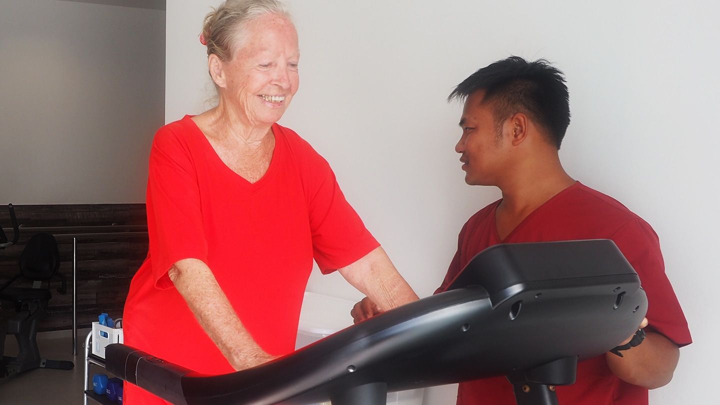 Physiotherapie mit einem Bewohner
