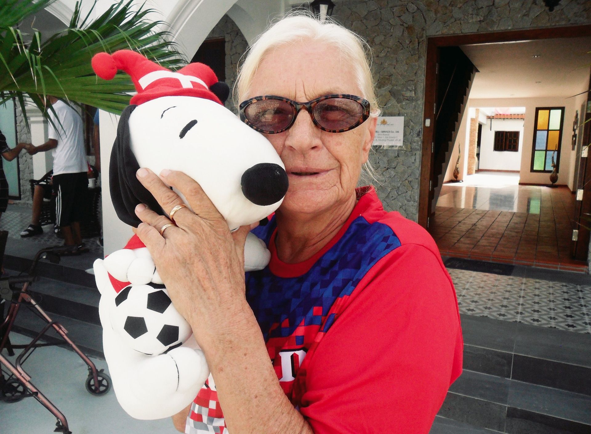 Snoopy mit einer Bewohnerin
