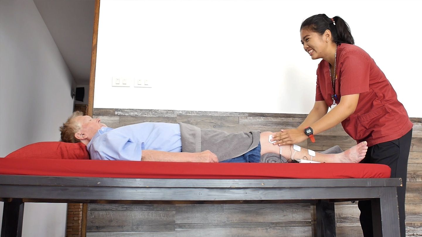 Physiotherapie mit einem Bewohner