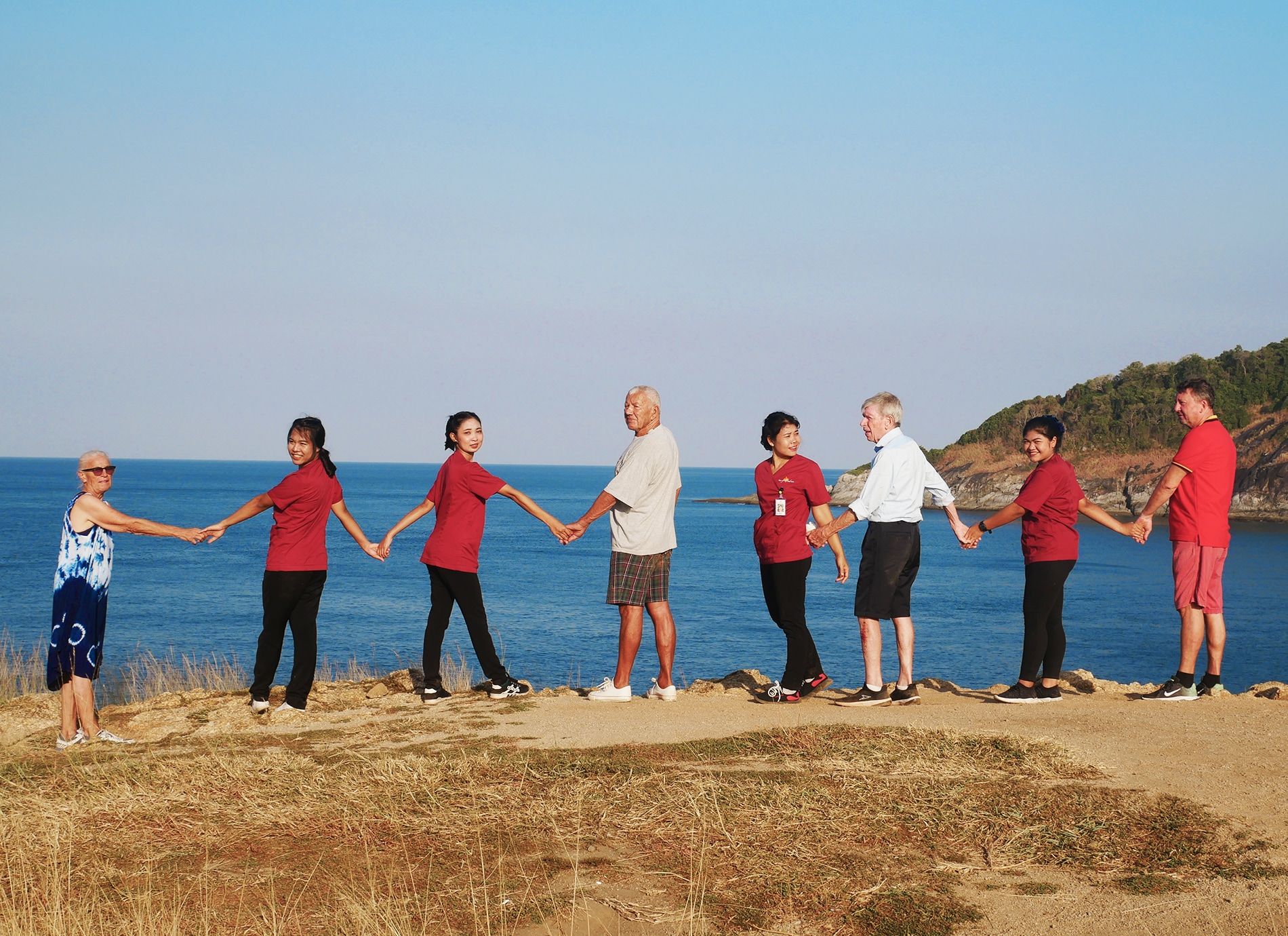 Gästegruppenfoto am Meer Prompthep Cape