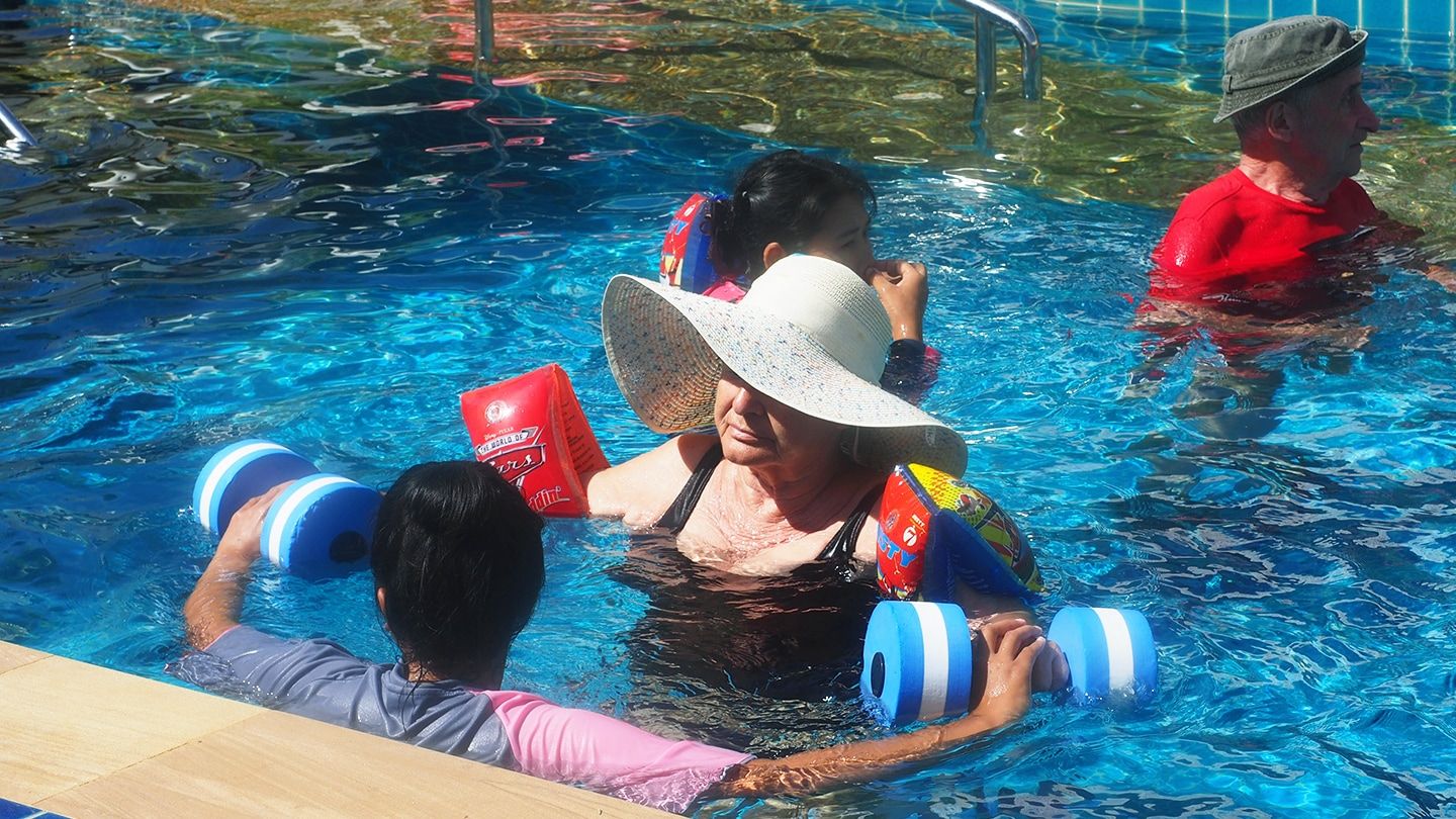 Schwimmen mit Bewohnern im Pool