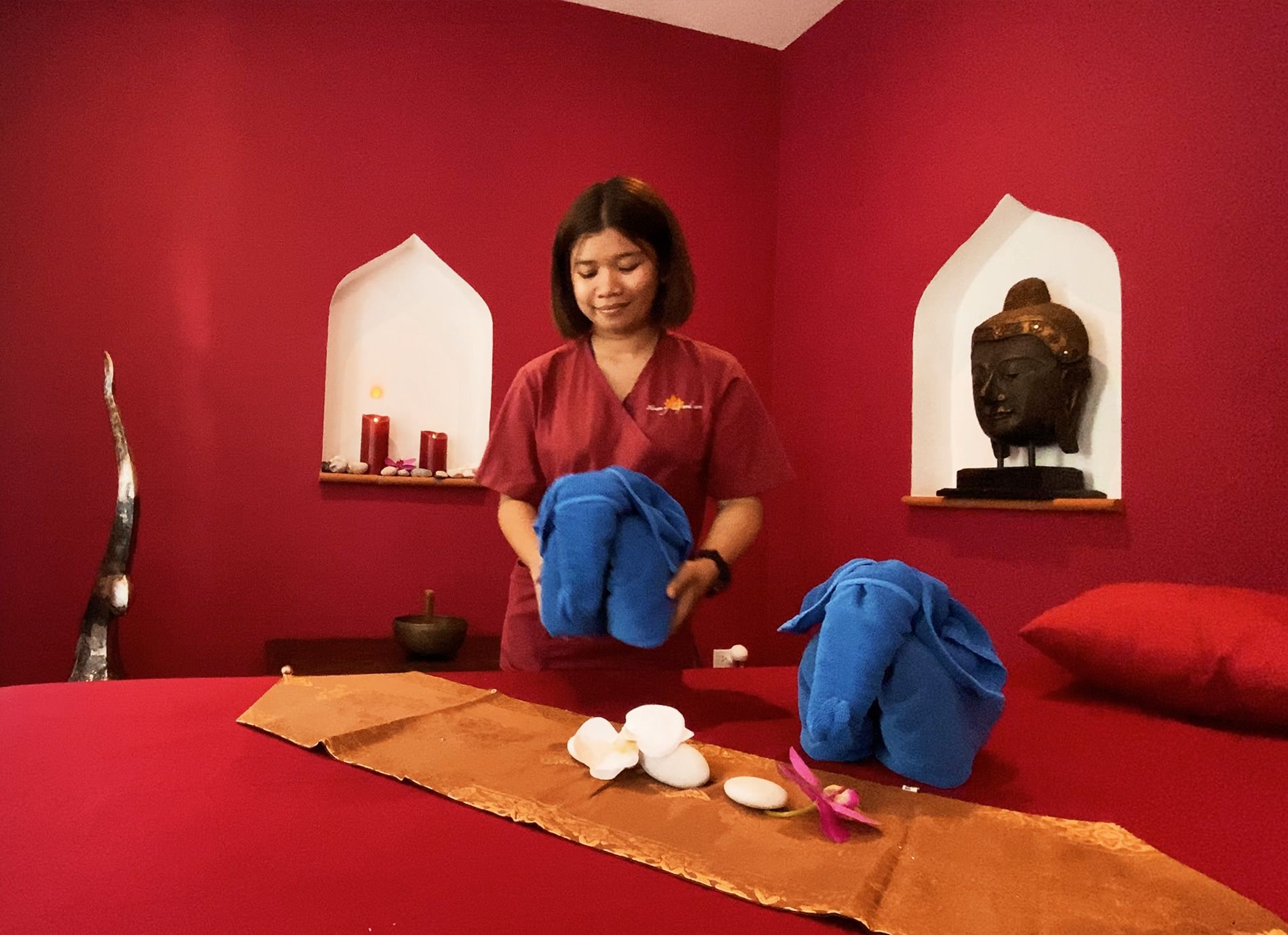 Pflegerin bereitet den Massage Raum für einen Bewohner vor