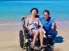 Rollstuhlfahrerin am Strand Nai Harn